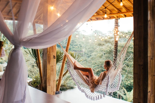 Allianz Annual Travel Insurance, recommended for frequent travelers, suitable for trips to Japan, short getaways, and Korea. A girl is enjoying a vacation in Southeast Asia, exploring the natural beauty.